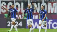 Gelandang Inter Milan, Marcelo Brozovic berselebrasi setelah mencetak gol ke gawang AC Milan pada pertandingan lanjutan Liga Serie A Italia di stadion San Siro di Milan, Italia, Sabtu (3/9/2022). AC Milan menang tipis atas Inter Milan 3-2. (AP Photo/Luca Bruno)