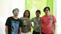 Band Gigi saat melakukan penanaman trembesi di jalan Tol Trans Jawa, Sidoarjo, Jawa Timur