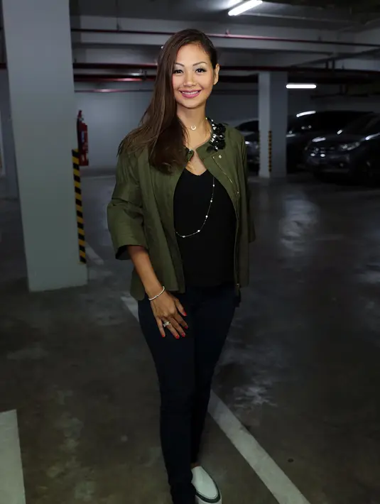 Sejak kecil, ibu tiga orang anak, Ayanna Rose Werner, Byron Benjamin Werner, dan Tigerlily Grace Werner itu mengajak anak-anaknya untuk bermain dengan alam dan melihat matahari terbenam. (Deki Prayoga/Bintang.com)