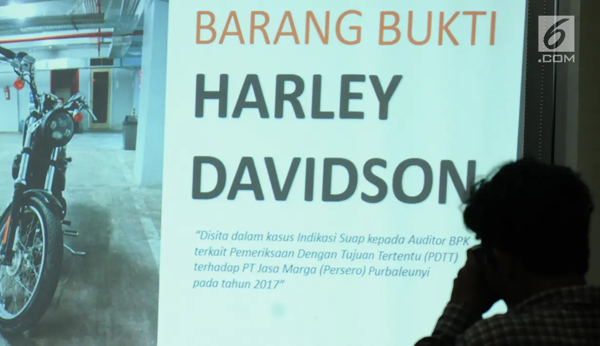 Pewarta melihat layar yang menampilkan barang bukti dugaan suap yang melibatkan auditor Badan Pemeriksa Keuangan di Gedung KPK, Jakarta, Jumat (22/9). (Liputan6.com/Helmi Fithriansyah)
