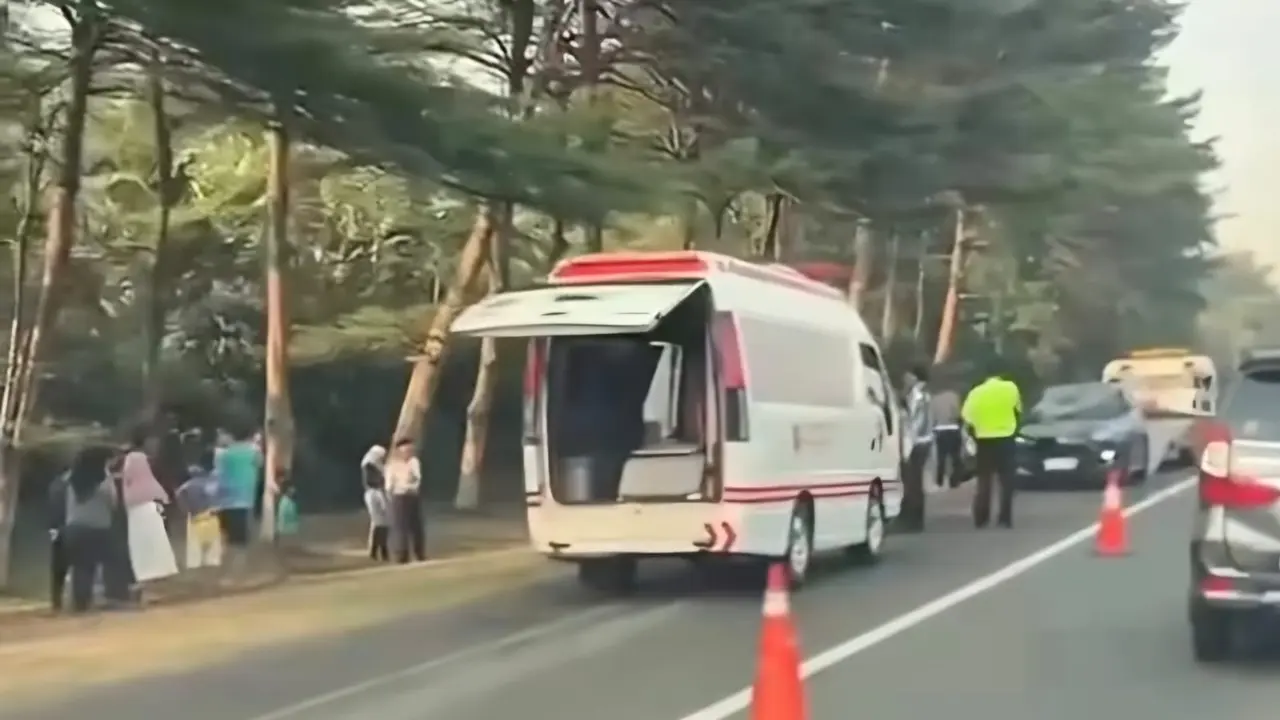 Kecelakaan BYD Tabrak Raize hingga Terguling di Tol Jagorawi