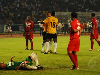 Legenda sepak bola Indonesia tidak berdaya saat berlaga melawan para mantan pemain dunia di Stadion GBK Jakarta, (7/6/2014). (Liputan6.com/Helmi Fithriansyah)