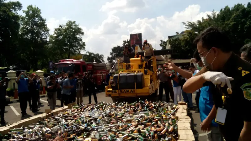 Aparat Satuan Narkoba Polres Metro Jakarta Selatan memusnahkan miras dan ganja.