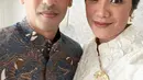 Di momen lain, penampilannya tak kalah memesona saat kenakan kebaya janggan berwarna putih dengan aksen dedaunan 3D yang apik. [@frankamakarim].