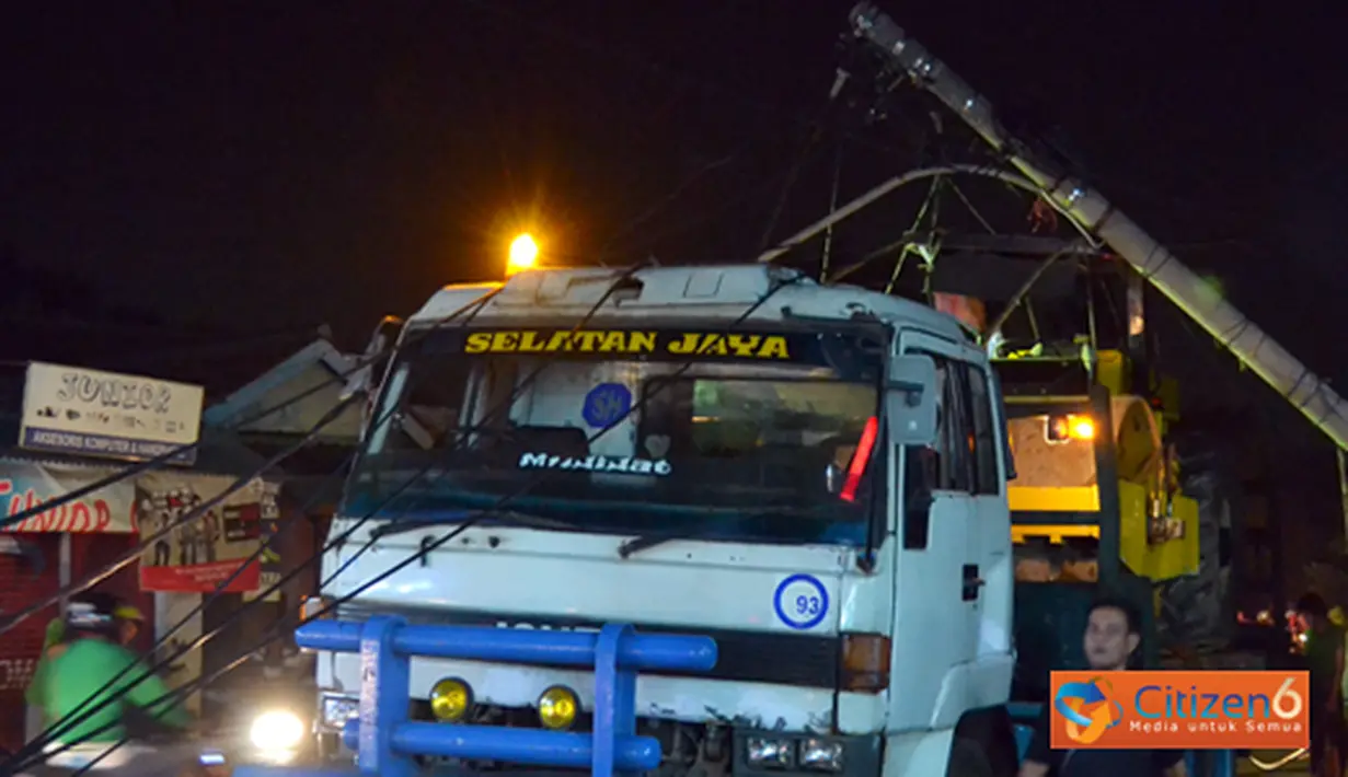 Citizen6, Ciledug: Truk bernopol B 9487 CW tersangkut pada tiang listrik yang langsung menimpa sebuah motor dan mobil. Para korban dilarikan ke RS terdekat sementara sopir truk melarikan diri. (Pengirim: Saepudin)