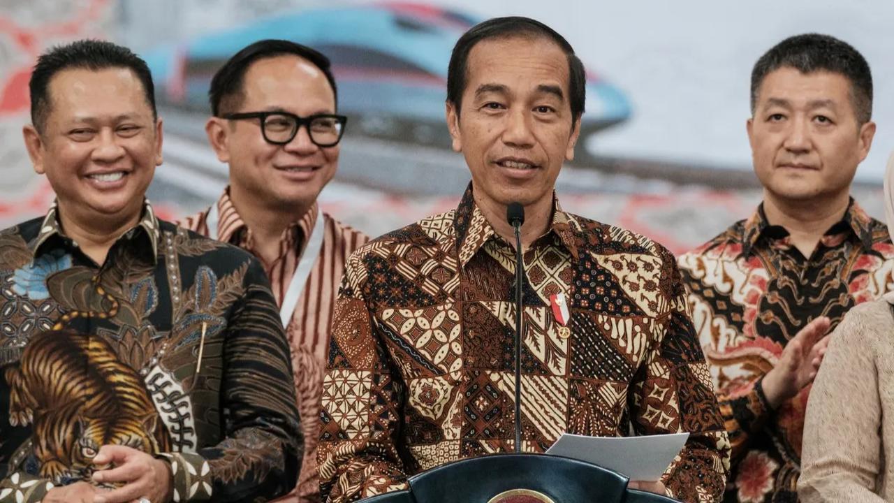 Jokowi menegaskan Pemilu harus berjalan dengan senang. Sebab, pesta demokrasi itu akan terus berlangsung setiap lima tahun sekali. Maka dari itu, dia berharap tak ada yang berselisih satu sama lain.<br>