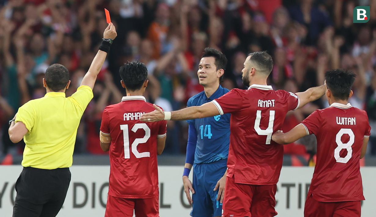 Timnas Indonesia gagal memetik poin penuh setelah ditahan imbang 1-1 oleh Thailand dalam laga matchday ketiga Piala AFF 2022 di Stadion Utama Gelora Bung Karno, Kamis (29/12/2022) sore WIB. Sempat unggul lebih dahulu melalui gol penalti Marc Klok pada menit ke-49, Timnas Garuda tak mampu menambah gol meski unggul jumlah pemain sejak menit ke-63. Thailand justru mampu menyamakan skor 1-1 pada menit ke-79 melalui go Sarach Yooyen. Hingga laga usai skor tak berubah. (Bola.com/Bagaskara Lazuardi)