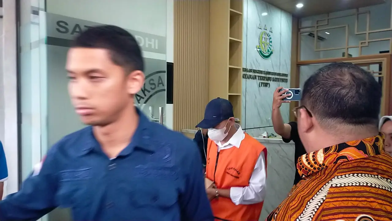 Kepala Desa Cikahuripan ditahan terkait kasus dugaan korupsi dana Bantuan Langsung Tunai (BLT) APBDes tahun anggaran 2021-2023.