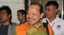 Terdakwa kasus suap SKK Migas dan Kementerian ESDM, Sutan Bhatoegana berjalan keluar ruang sidang usai mengikuti sidang pembacaan pledoi di Pengadilan Tipikor, Jakarta, Senin (10/8/2015). (Liputan6.com/Helmi Afandi)