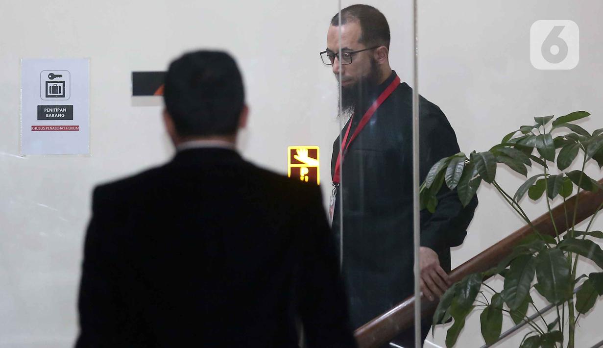 Khalid Basalamah diperiksa sebagai saksi terkait kasus dugaan korupsi pengelolaan kuota haji tambahan tahun 2023-2024. Tampak dalam foto, Direktur/Pemilik PT Zahra Oto Mandiri (Uhud Tour) yang juga pendakwah, Khalid Zeed Abdullah Basalamah (kiri), usai menjalani pemeriksaan di Gedung Merah Putih Komisi Pemberantasan Korupsi (KPK), Jakarta, Kamis (23/4/2026). (Liputan6.com/Helmi Fithriansyah)