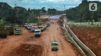 Pekerja beraktivitas di lokasi proyek jalan Tol Cinere-Jagorawi (Cijago) Seksi 3B yang menghubungkan Cinere-Serpong  di kawasan Limo, Depok, Kamis (9/3/2023). Jalan Tol Serpong-Cinere merupakan bagian dari enam ruas Jalan Tol Jakarta Outer Ring Road (JORR II). (merdeka.com/Arie Basuki)