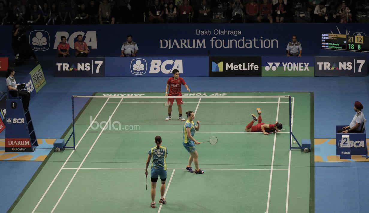Pasangan Indonesia, Greysia Polii/Apriani Rahayu, kalah dari pasangan pasangan Korea, Lee So-hee/Chang Ye-na pada laga Indonesia Open 2017 di JCC, Kamis, (15/6/2017). Pasangan Indonesia  takluk 18-21, 14-21. (Bola.com/M Iqbal Ichsan)