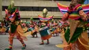 Peserta mengenakan kostum dan riasan memainkan alat musik saat parade Canto a la Tierra di Pasto, Kolombia (3/1). Lebih dari 10.000 orang yang terdiri dari seniman dan pengrajin memeriahkan karnaval ini. (AFP Photo/Luis Robayo)
