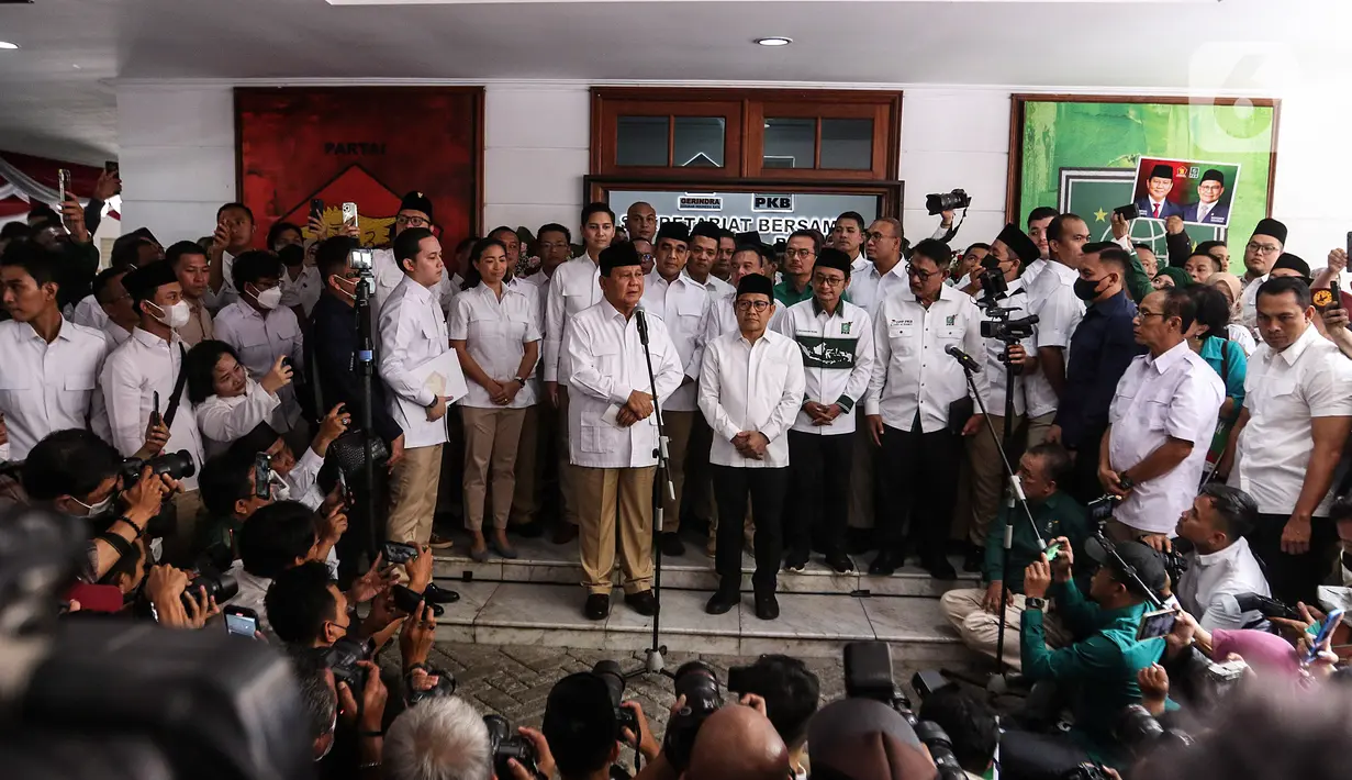 Ketum Partai Gerindra Prabowo Subianto dan Ketum PKB Muhaimin Iskandar atau Cak Imin memberikan keterangan saat peresmian Sekretariat Bersama (Sekber) di Jalan Jl. Ki Mangunsarkoro No. 1, Menteng, Jakarta Pusat, Senin (23/1/2023). Prabowo menyebut peresmian Sekber sebagai pertanda bahwa koalisi PKB-Gerindra solid.  (Liputan6.com/Johan Tallo)