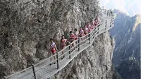 Unik, Kontes Bikini di Puncak Gunung