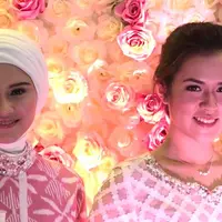 Zee Zee Shahab dikaruniai satu orang putra dari pernikahannya dengan Prabu Revolusi, yaitu Fauzi Khaleev Putra Revolusi. Buah hati dibiasakan untuk belajar empat bahasa, agar terbiasa dengan bahasa lainnya.