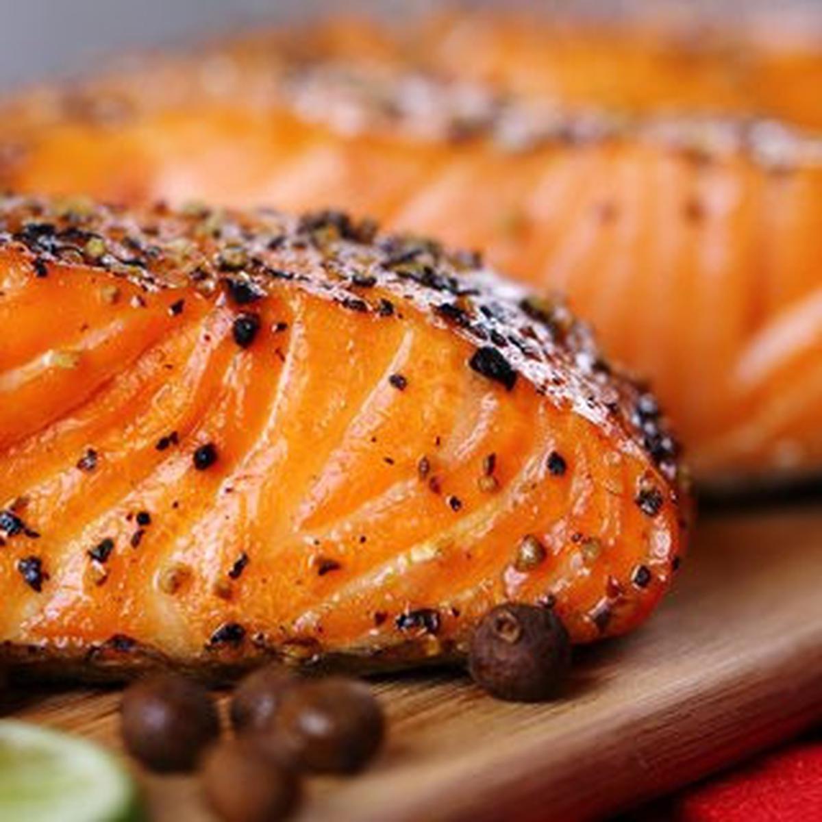 Ilustrasi smoked salmon.