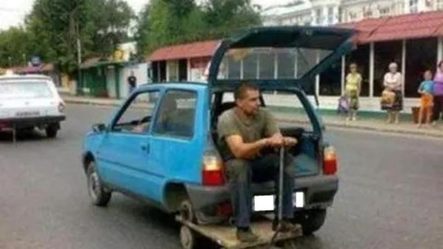 7 Cara Nyeleneh Orang Ganti Roda Mobil dalam Keadaan Darurat Ini Kreatif Banget