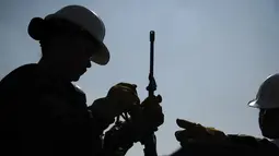 Petugas memisahkan bagian senjata selama penghancuran senjata api yang di Kamp Militer 1-A di Kota Meksiko, (1/8). Menurut data resmi dari Sekretaris Pertahanan Meksiko, dari 24-31 Juli 2017,769 senjata api dihancurkan. (AFP Photo/Bernardo Montoya)