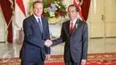 Presiden Jokowi (kanan) berjabat tangan dengan PM Inggris David Cameron di Istana Negara, Jakarta, Senin (27/7). Keduanya melakukan pertemuan bilateral untuk meningkatkan hubungan kerjasama kedua negara di berbagai bidang. (Liputan6.com/Faizal Fanani)