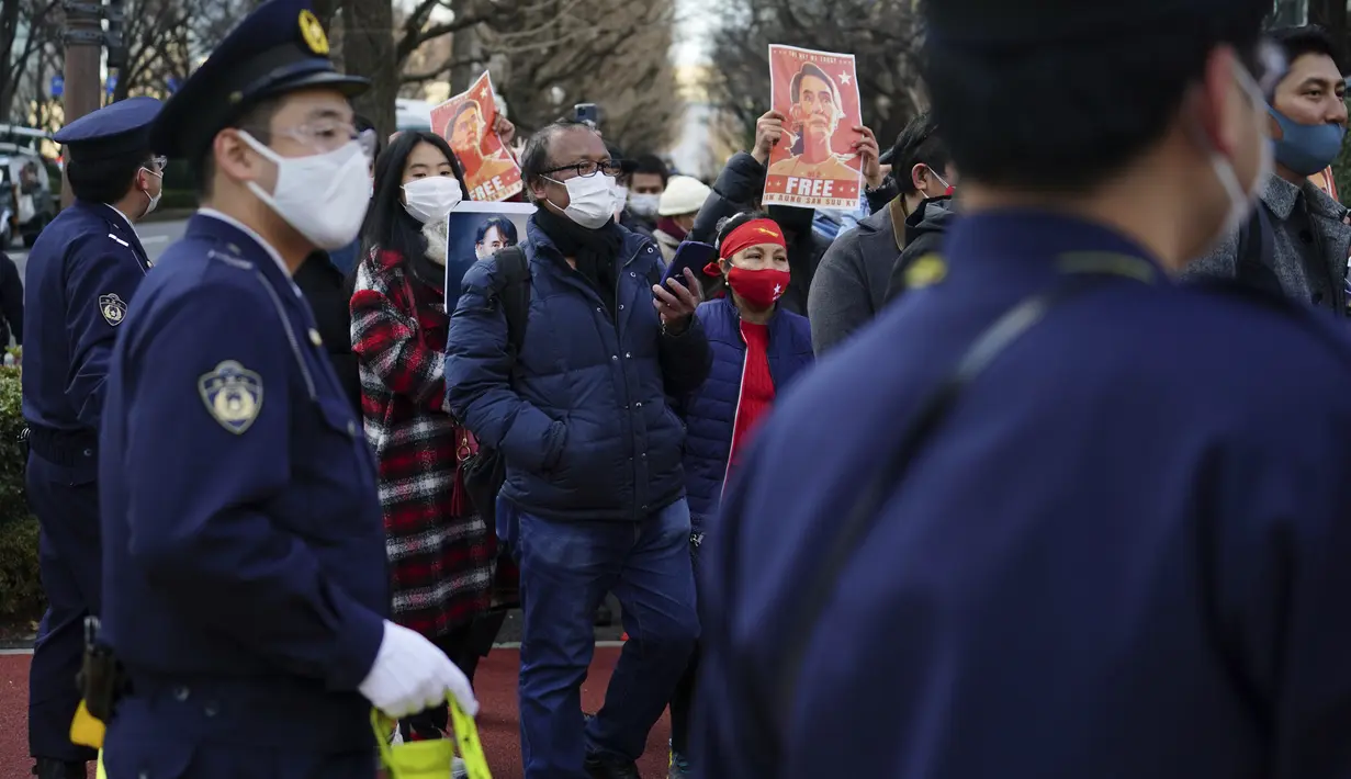 Warga Myanmar di Jepang berbaris selama protes di depan Kementerian Luar Negeri di Tokyo (3/2/2021).  Pemimpin baru Myanmar mengatakan pemerintah militer dilantik setelah kudeta Senin merencanakan penyelidikan atas dugaan penipuan dalam pemilihan umum tahun lalu. (AP Photo/Eugene Hoshiko)