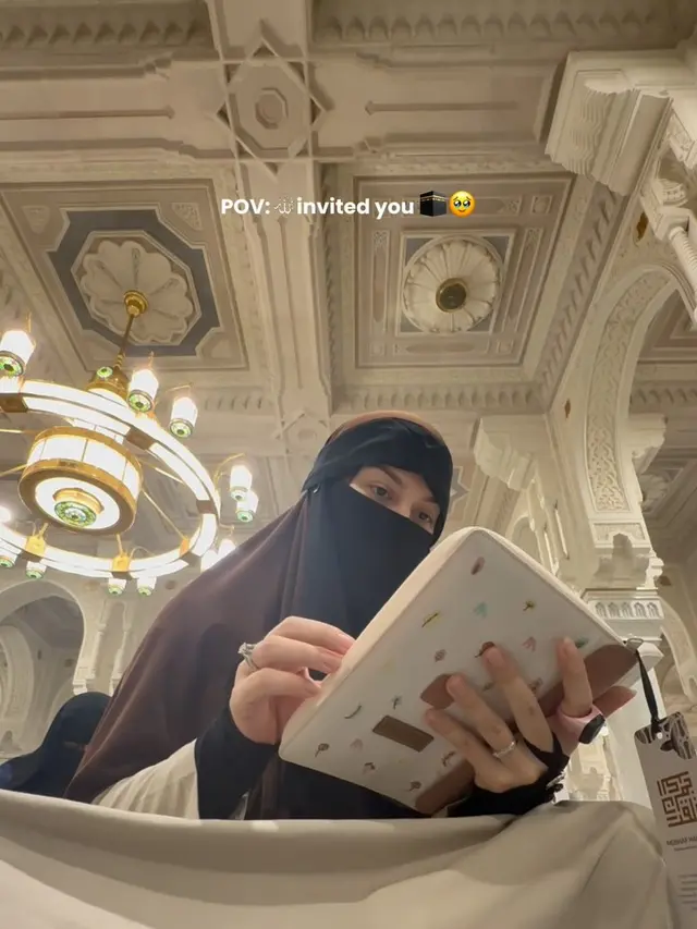 Inspirasi Outfit Artis Perempuan Indonesia Jalani Ibadah Haji 2025, Anggun dan Syar’i