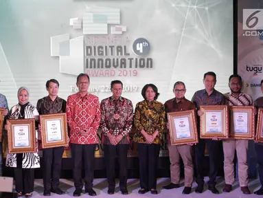 Para penerima penghargaan foto bersama pada malam penganugerahan Indonesia Digital Innovation Award 2019 di Balai Kartini, Jakarta, Jumat (22/2). (Liputan6.com/Faizal Fanani)