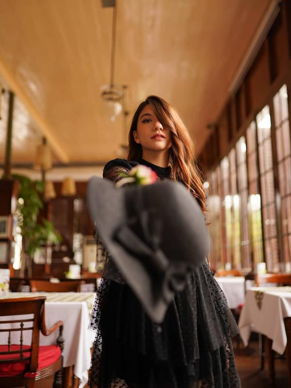 Potret Cassandra Lee Dalam Balutan Busana Serba Hitam. (Sumber: Instagram/cassandraslee)