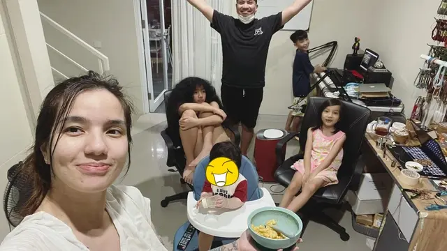 6 Momen Sheila Marcia Momong Keempat Anaknya, Mama Idaman