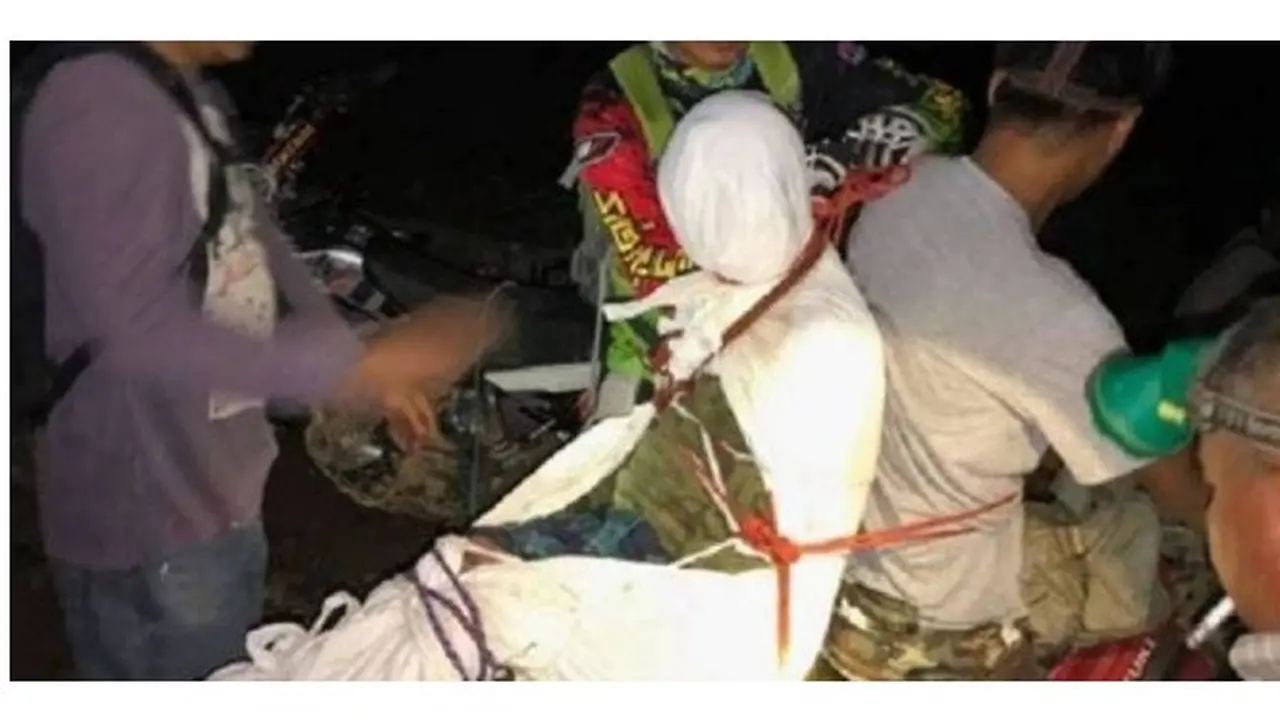 Viral, Tenaga Medis Ini Rela Gendong Jenazah Pakai Motor untuk Dibawa ke Pemakaman
