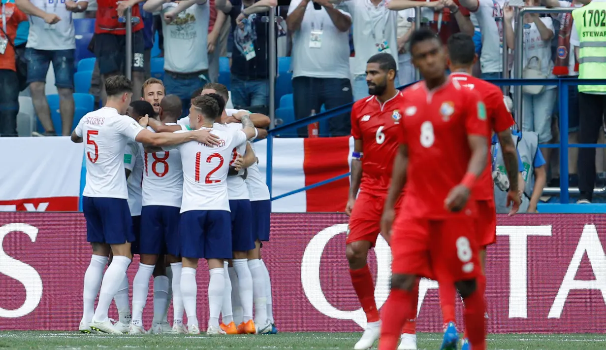 Pemain Inggris merayakan gol yang dicetak oleh Harry Kane saat melawan Panama dalam pertandingan Piala Dunia 2018 di Nizhny Novgorod Stadium, Rusia (24/6). Pada pertandingan ini Harry Kane berhasil mencetak tiga gol. (AP/Victor Caivano)