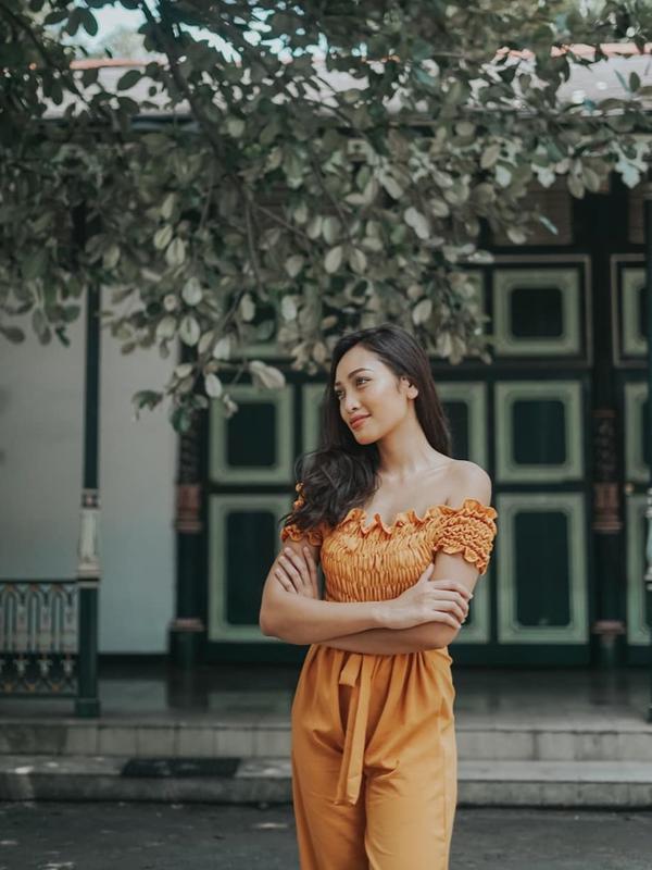 Sheryltha Pratyscha saat mengunjungi Keraton Yogyakarta tampil fashionable. Ia memakai busana model jumpsuit dengan bahu yang terbuka serta rambut indahnya dibiarkan terurai.(Liputan6.com/IG/@sheryltha)