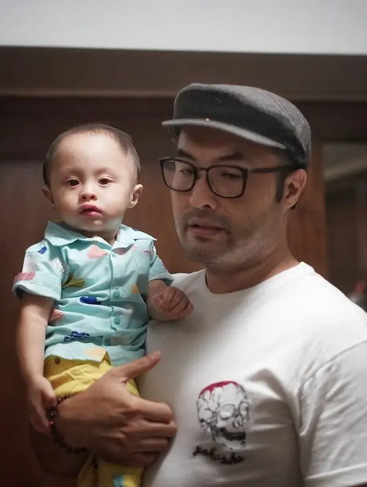 "Bima Kembaran nya Papa 😁❤," tulis Cynthia saat mengunggah anak cowoknya bersama ayahnya. (Instagram/cynthia_lamusu)