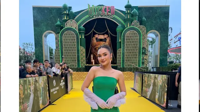 Caitlin Halderman Tampil Bak Elphaba di Premiere Wicked: For Good Singapura, Memukau dalam Gaun Peggy Hartanto