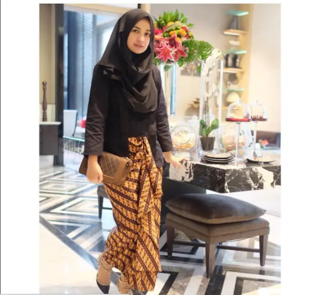 Gaya hijab Shireen Sungkar yang wajib ditiru, khususnya mama muda yang berhijab. (shireensungkar/instagram)