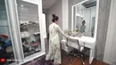 Layaknya kamar perempuan pada umumnya, terdapat meja rias serta cermin yang besar [YouTube/The Hermansyah A6]