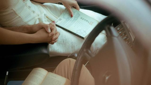 6 Potret Mesra Prilly Latuconsina dan Reza Rahadian di MV Dear Love, Bak Prewedding