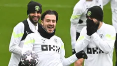 (kiri-kanan) Pemain Manchester City Riyad Mahrez, Jack Grealish, dan Ilkay Gundogan bercanda saat sesi latihan di tempat latihan Manchester City di Manchester, Inggris, 13 Maret 2023. Manchester City akan menghadapi RB Leipzig pada pertandingan sepak bola leg kedua babak 16 besar Liga Champions. (Paul ELLIS/AFP)