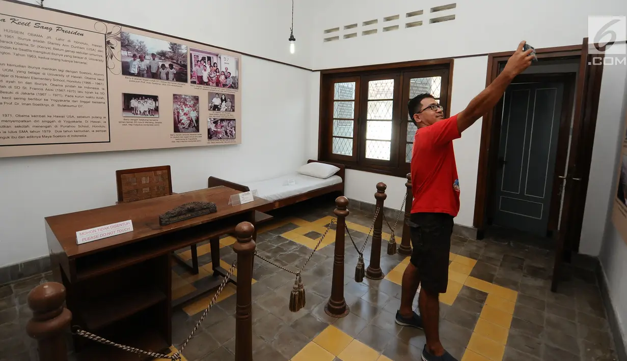 Pengunjung berfoto di kamar yang pernah ditempati mantan Presiden Amerika Serikat, Barack Obama di kawasan Bulak Sumur, Yogyakarta, Kamis (29/6). Barack Obama beserta keluarga berlibur ke Yogyakarta, 28-30 Juni. (Liputan6.com/Helmi Fithriansyah)