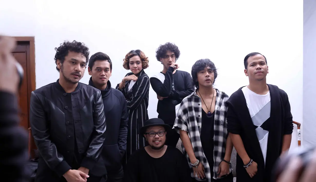 Bersama dengan Dea, mantan peronel HiVi, grup band Nidji menggarap video klip. Syuting dilakukan dikawasan Bangka, Jakarta Selatan. (Nurwahyunan/Bintang.com)