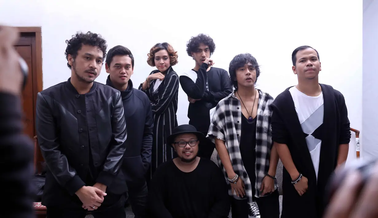 Bersama dengan Dea, mantan peronel HiVi, grup band Nidji menggarap video klip. Syuting dilakukan dikawasan Bangka, Jakarta Selatan. (Nurwahyunan/Bintang.com)