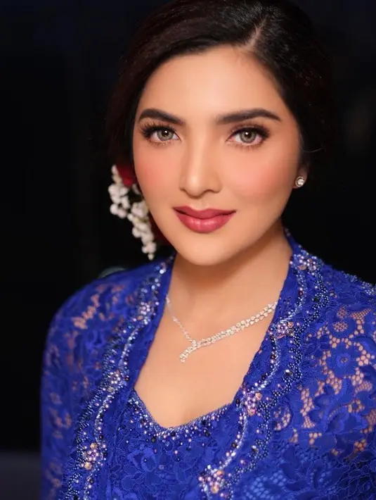 Riasan flawless hasil tangan La Ode Yusuf pun membuat aura Ashanty semakin terpancar. (Instagram/ashanty_ash).