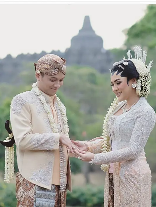 Setelah menggelar akad nikah, malam harinya dilanjutkan acara resepsi masih ditempat yang sama. Kedua bagaikan raja dan ratu sehari dengan balutan busana Jawa klasik. Lantaran keduanya juga sama-sama berdarah Jawa. (Instagram/aldiphotoofficial)
