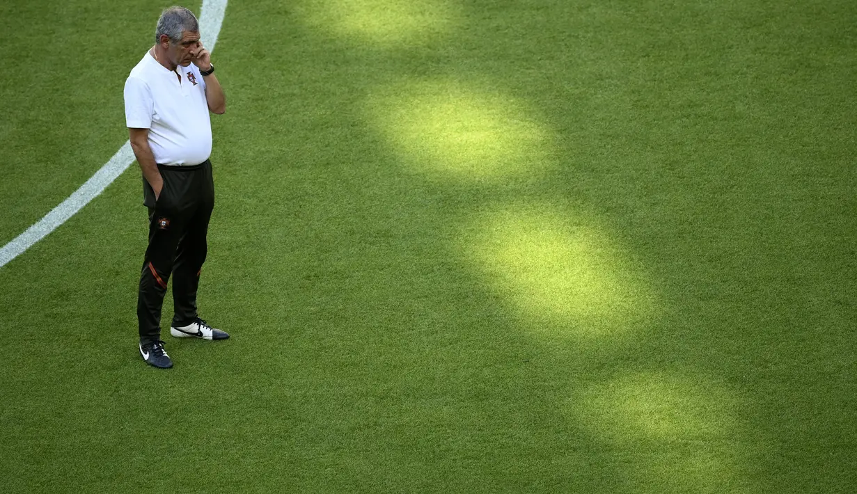 Pelatih Portugal, Fernando Santos melihat pemainnya berlatih di arena stadium di Munich, Jumat (18/6/2021). Portugal akan bertanding melawan Jerman pada grup F Euro 2020 di Allianz Arena. (Matthias Hangst/Pool via AP)