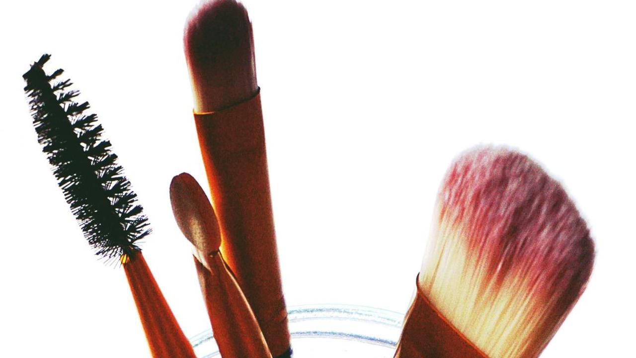 Jangan lupa, kebersihan alat makeup adalah kunci utama untuk tampil cantik dan sehat. Jadi, bersihkan alat makeup Anda sekarang juga!
