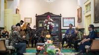 Tim Maritime Award bersilaturahmi dengan Sultan HB X di Gedhong Wilis Komplek Kepatihan Yogyakarta, Jumat, 18 November 2022. (Foto: dok. Istimewa)