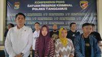 Klarifikasi permintaan maaf pelapor berinisial BC (hijab merah) yang membuat laporan seolah-olah menjadi korban perampokan di Tanggamus, Lampung. (Liputan6.com/ Dok Ist)