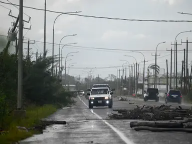 Cabang-cabang pohon terlihat tumbang di jalan setelah Badai Lisa di Belize City, Belize, 3 November 2022. Badai Tropis Lisa menyebabkan banjir dan membuat sebagian negara itu menjadi gelap gulita. (Johan ORDONEZ/AFP)