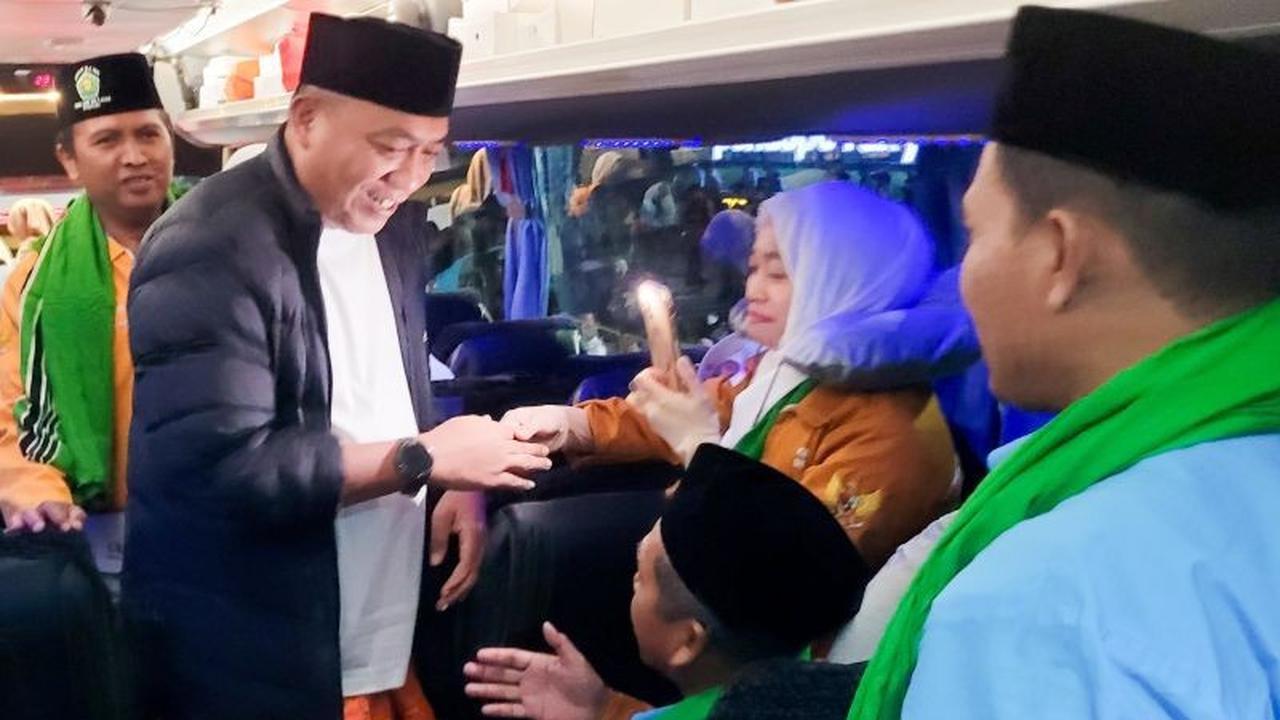 997 Calon Haji Situbondo Diberangkatkan ke Asrama Haji Surabaya dalam Empat Kloter