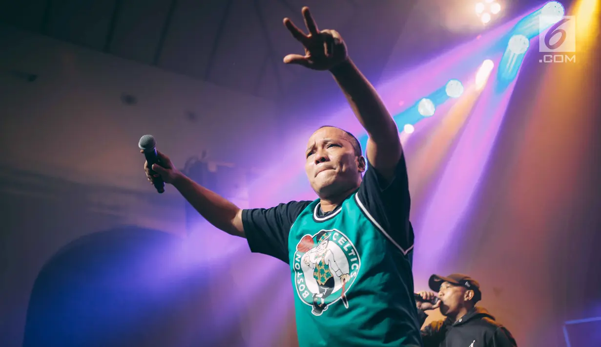 Penampilan Rapper Iwa K saat menggelar konser Batman Kasarung di The Pallas, SCBD, Jakarta, Selasa (4/4). Dalam penampilannya Iwa K sukses membuat semua orang ikut bernyanyi bersama dirinya. (Liputan6.com/Faizal Fanani)
